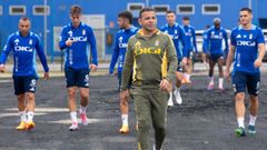 Javi Calleja, con sus futbolistas detrs, en El Requexn