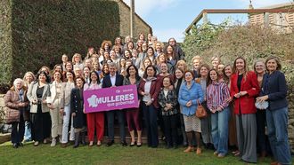 Rueda (en el centro) pos� rodeado de las alcaldesas y concejalas de su partido en Galicia en un acto celebrado en Ribeira