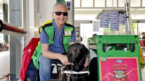 Oscar Proietti Peerna, un vender de la ONCE, ciego, con su perro gu�a en el barrio vigu�s de Coia