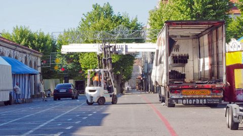 Imagen de archivo de la recogida de atracciones en una anterior edici�n de la Feira da Pascua padronesa