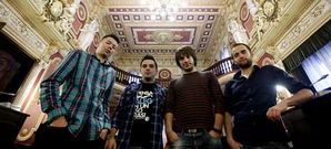 De izquierda a derecha, posando en el sal�n de plenos del Concello de Ourense, los representantes juveniles de PP, BNG, Anova y PSOE.