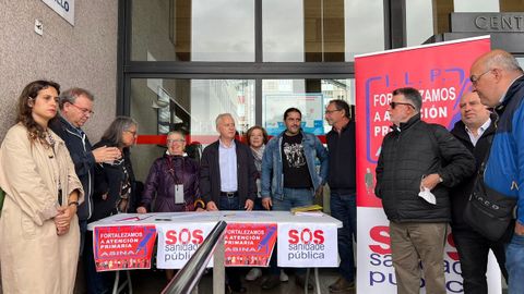 Miembros de SOS Sanidade Pública de A Coruña, este miércoles en el centro de salud del Ventorrillo en la campaña de recogida de firmas para la Iniciativa Legislativa Popular por la recuperación y fortalecimiento da Atención Primaria.