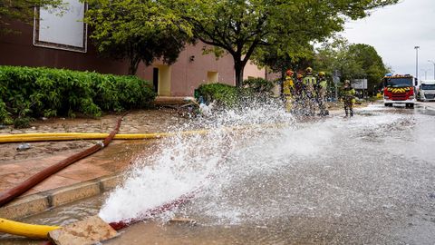 Agua de las mangueras de los bomberos en las inmediaciones del centro comercial Bonaire