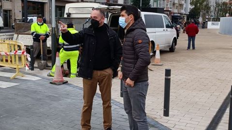 Telmo Ucha, con el presidente de la asociaci�n de taxistas.