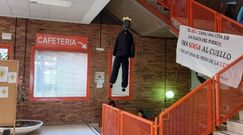 Simulaci�n del ahorcamiento de un rey en la Facultad de Ciencias Pol�ticas de la Complutense