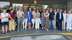 Los homenajeados posan con la directora en el exterior del hospital 