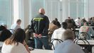 Imagen de archivo de un guardia civil del GIAT vigilando un examen del carn� de conducir.