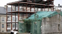 Desastres: Esqueleto de un edificio sin terminar desde hace a�os en la Ronda da Muralla