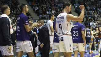 Jugadores del Monbus Obradoiro en el partido ante el Tizona Burgos en Sar