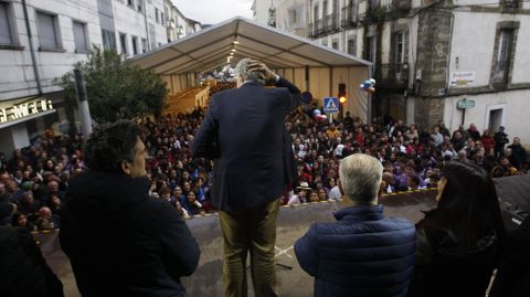 Fernando Romay, de espaldas a la foto y frente al público durante el pregón de la 43 Feira do Viño de Quiroga