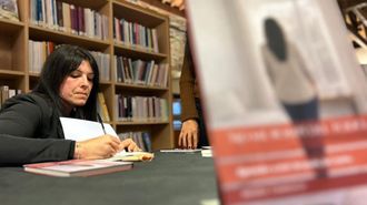 Mar�a Timiraos firma ejemplares de su libro, en la presentaci�n de la biblioteca de Ortigueira