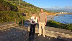 La concejala de Turismo, Kathy Navarro, y el alcalde de Foz, Francisco Cajoto, ante el tramo de paseo de Arealonga que se va a arreglar