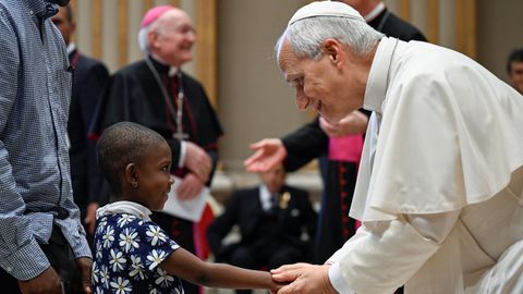 El papa mantuvo ayer su agenda de actos a pesar del anuncio de su inminente operaci�n. En la imagen saluda a una ni�a que particip� en la visita de los integrantes del Circolo San Pietro, en el Vaticano