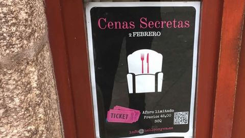 Uno de los carteles de la cena secreta que se puede localizar en el casco histórico compostelano