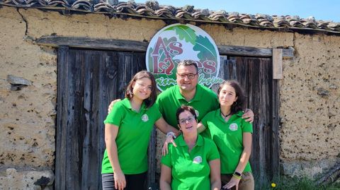 Diego Bayo y Silvia Santa Clara Rivas con sus dos hijas y el logo del futuro alojamiento