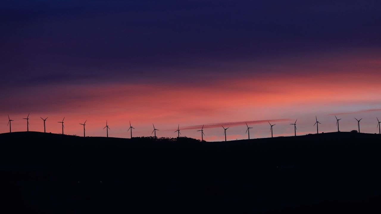 La patronal eólica gallega alerta de que el parón judicial hará caer más proyectos como el de la planta de hidrógeno de Meirama