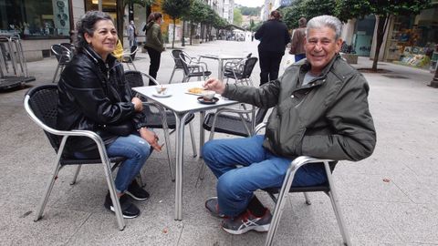 Pili y Pepe se tomaban el 11 de mayo su primer caf en dos meses en la terraza del Minicentral, en Vilagarca