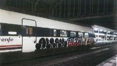 Un vag�n pintado por grafiteros en una estaci�n gallega, en foto de archivo