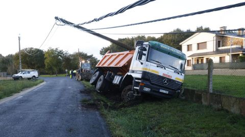 Un camin se sali de la va en Outeiro de Rei y tir un poste de la luz