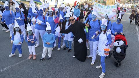 Padres y docentes del CPI de Atios se vistieron de pitufos para reivindicar un instituto para Valdovi�o, en el festival de entroido