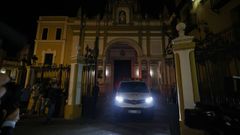 El coche de la funeraria a la salida de la bas�lica tras la exhumaci�n de Queipo de Llano