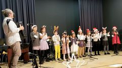 Actuaci�n del Coro Peque de la Escola Municipal de M�sica de Rois, con el acompa�amiento al acorde�n del profesor Vadizm Yukhnevich y bajo la direcci�n art�stica de Anna Melikhova.