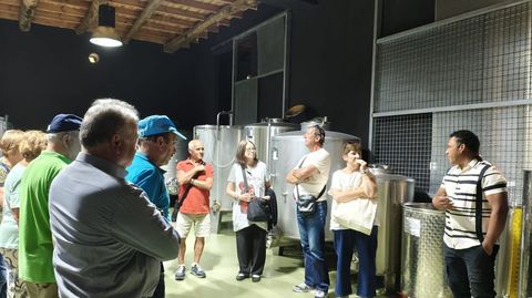 Participantes en las Xornadas de Cata, en una de las vi�as de la bodega