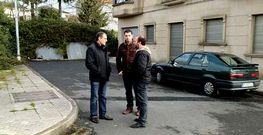 Ediles de PSOE y BNG visitando la calle �sin salida� que ya es solar.