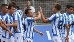 Ekaitz Jimnez y Alex Petxarroman se felicitan tras un gol durante un partido con el Sanse.