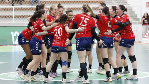Las jugadoras del Porri�o celebran su triunfo ante el Guard�s.