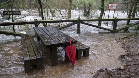 El r�o Eume, desbordado en el lugar de O Loureiro, en el parque natural