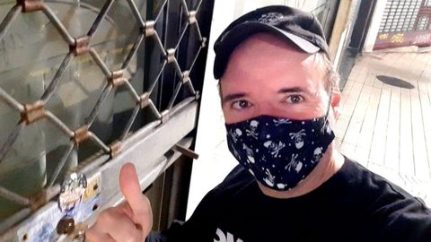 Gustavo Gonz�lez, propietario de la cafeter�a ovetense Montecristo, justo antes de abrir su puerta