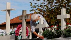 Una mujer acude a visitar la tumba de sus familiares en el cementerio de El Salvador de Oviedo este s�bado en la v�spera de la celebraci�n de Todos los Santos