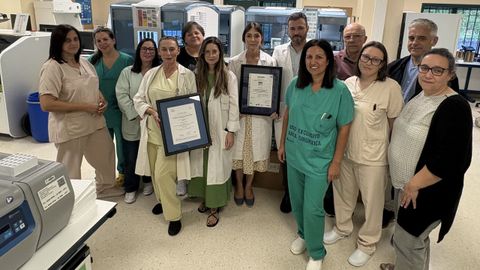 La plantilla del Laboratorio de An�lises Cl�nicas y los responsables del hospital de Barbanza posan con el t�tulo del certificado de calidad