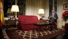 Felipe VI cambi� el despacho desde el que se dirig�a su padre a los espa�oles por una sala de estar recreada en el palacio de la Zarzuela. 