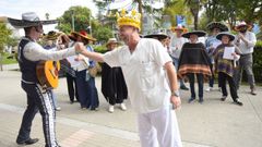 Isidro Jimnez, tcnico de rayos del Sergas que se jubila en Pontevedra, este lunes, saluda al mariachi Baltasar Carams