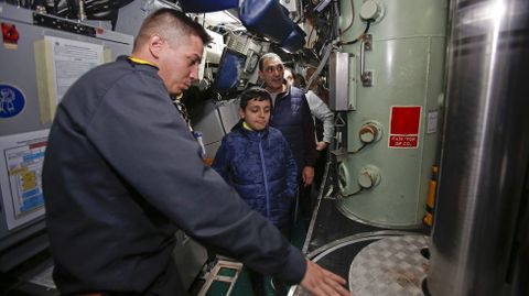VISITAS AL SUBMARINO TRAMONTANA, ATRACADO EN LA ESCUELA NAVAL DE MAR�N