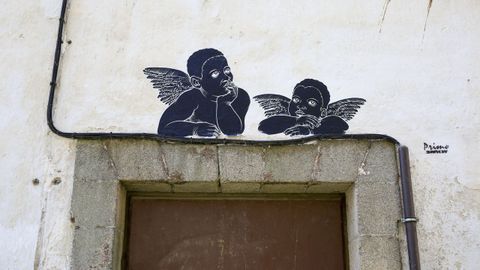 Ra do Carme, 1 d. Angelitos Negros. Una de las obras ms recientes de la ciudad hecha por la figura ms enigmtica del arte urbano lucense, el conocido como el Primo de Bansky. Un artista que destila humor, crtica social y reflexin en sus obras, que aparecen por sorpresa y admiracin.popular, especialmente la msica, con la gaita, la pandereta y la muieira como protagonistas de una obra cercano a un espacio tanta solera musical como el Clavicmbalo