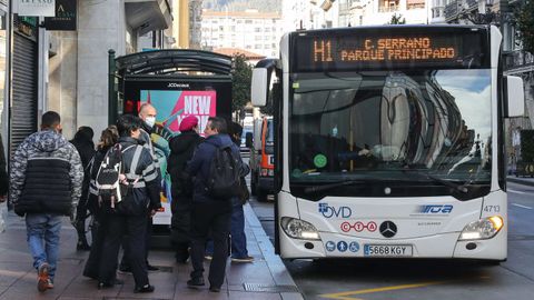 Un autobs urbano en el centro de Oviedo
