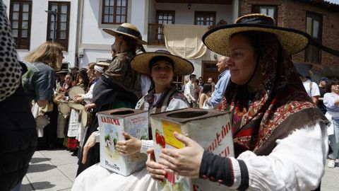 Facendo msica como no pasado sculo, coas latas de pimentn