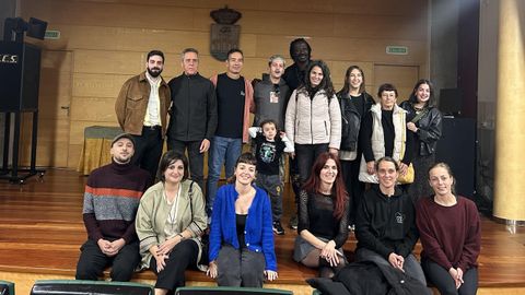 Msicos de Monterrei y Conso-Frieiras que participaron en el documental Races sonoras de la verinesa Iris Justo, en primera fila de azul