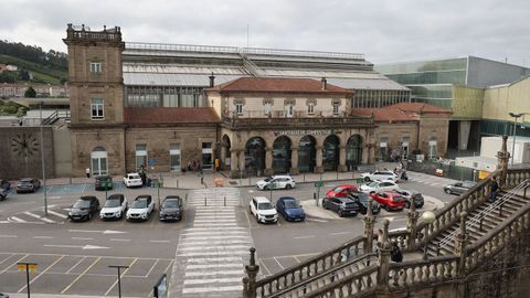 El aparcamiento situado en la entrada de la estaci�n de tren de Santiago