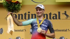 Olav Kooij celebra su victoria en la quinta etapa del Tour de Francia.