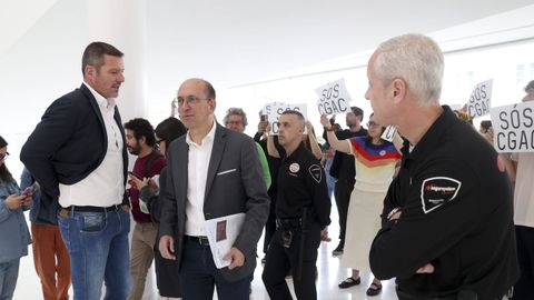 Inauguraci&oacute;n de la nueva exposici&oacute;n del CGAC con protestas por la nueva direcci&oacute;n