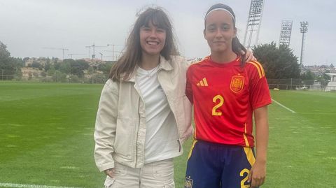 Zaira, con su hermana mayor, la también futbolista Naiara Martínez, portera de As Celtas.