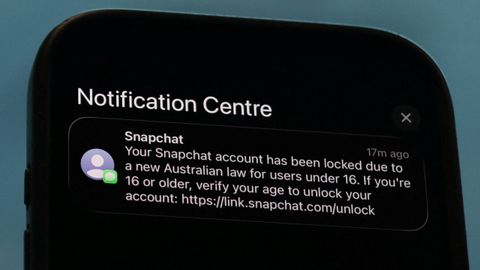 Una notificaci�n de Snapchat, solicitando la verificaci�n de edad, en un tel�fono m�vil australiano.
