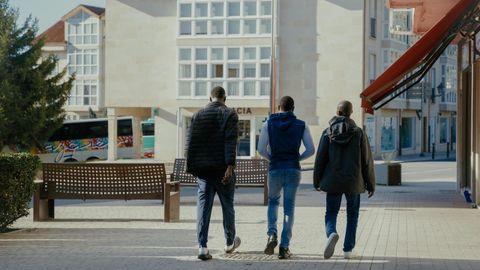 Un grupo de migrantes pasea por Allariz