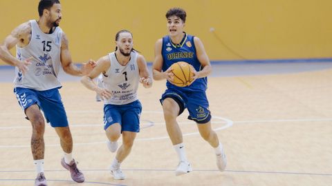 Isaac Vzquez mira a canasta.