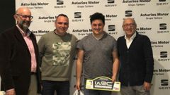 El editor de Infomotor Fernando Neira y los pilotos Oscar Palacio y Jos� Antonio Fombona, junto a Iv�n Rodriguez ganador de la 25 edici�n del concurso de fotograf�a de la revista asturiana