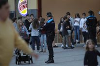 Varios polic�as vigilaron la zona para evitar que se produjese la pelea. 